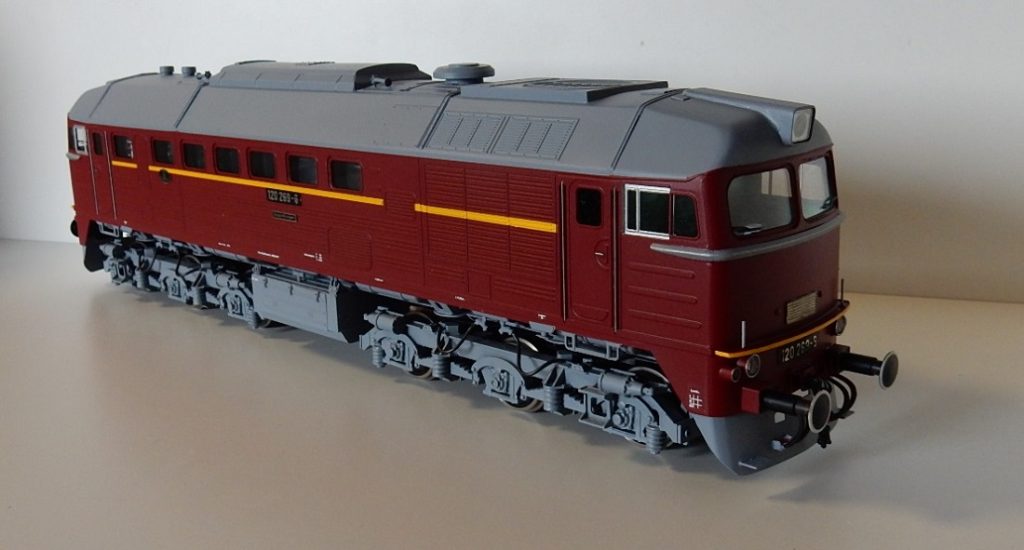 Rote Modellbahnlokomotive seitlich