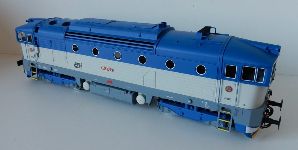 Blaue Lokomotive auf weißem Hintergrund