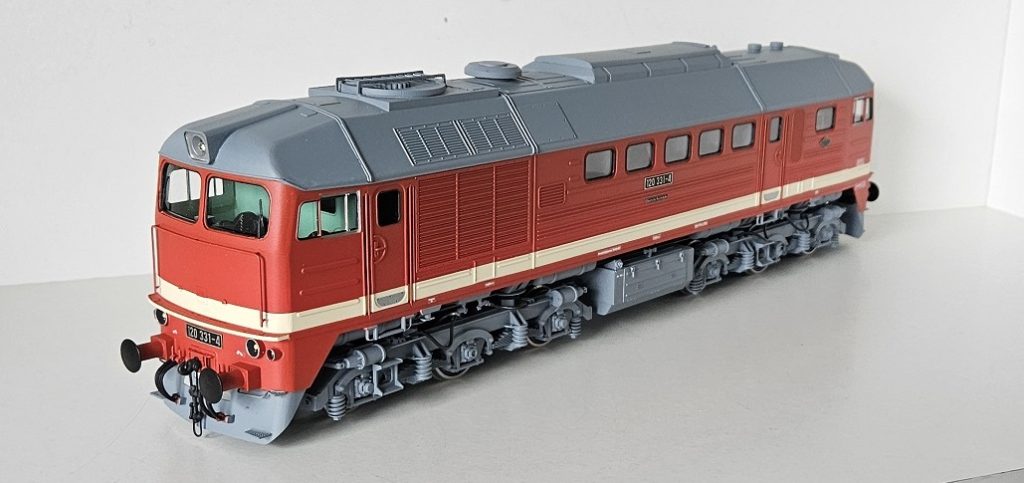 Rote Modelllokomotive auf Tisch