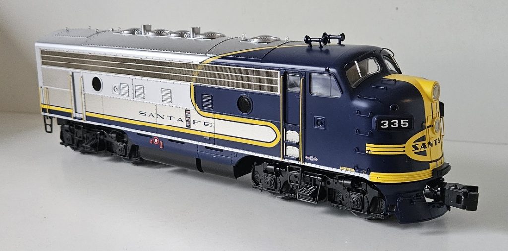 Blaue Modellbahn-Lokomotive Santa Fe