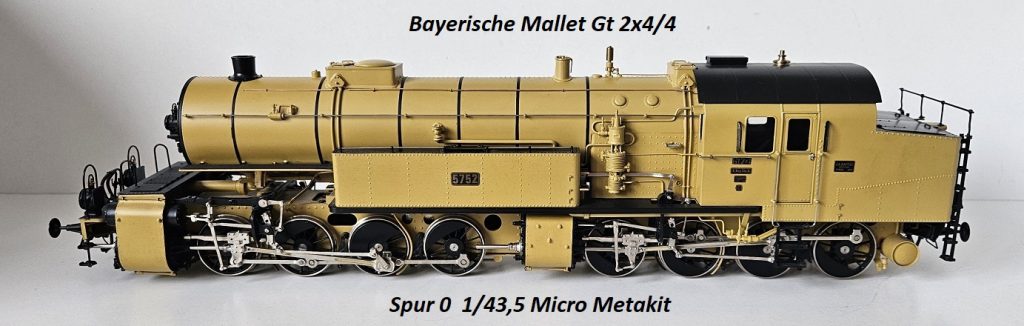 Modell einer Dampflok in Gelb