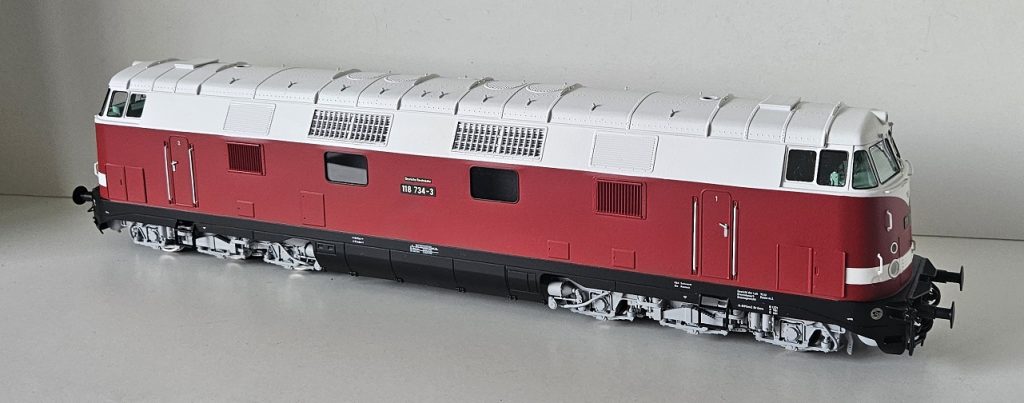 rote Modelllokomotive im Vordergrund