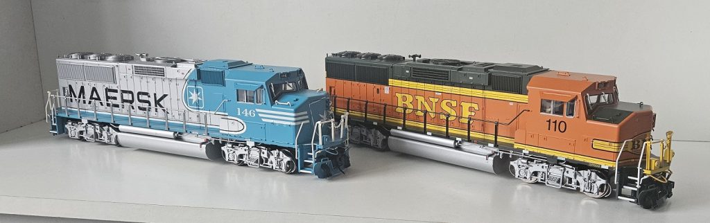 Zwei Modelleisenbahnlokomotiven nebeneinander