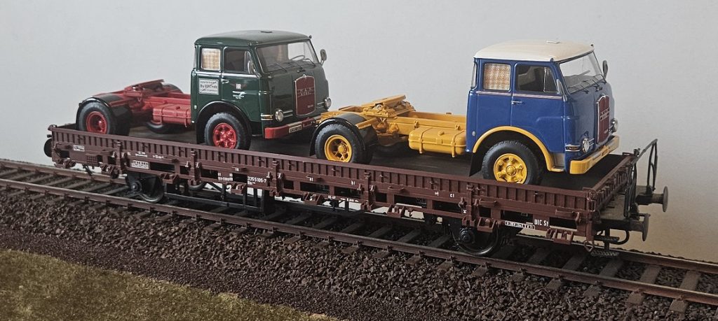 Modellzüge auf einem Waggon