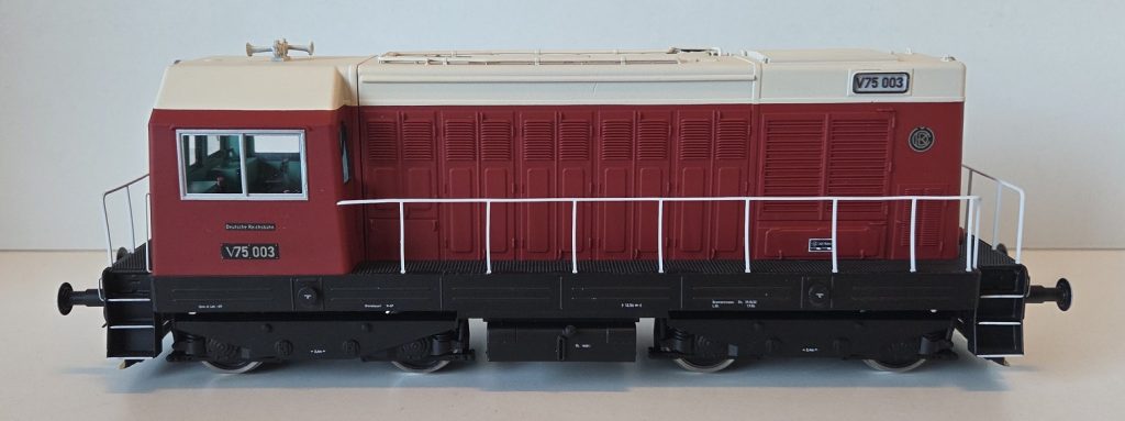 Rote Modelllokomotive der V75