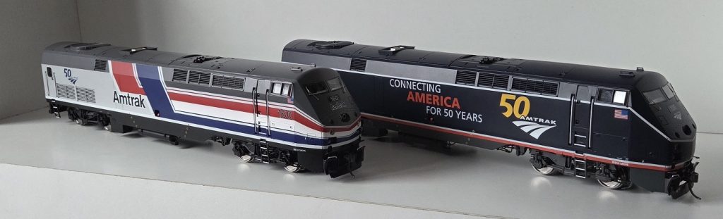 Zwei Amtrak-Modellzüge nebeneinander