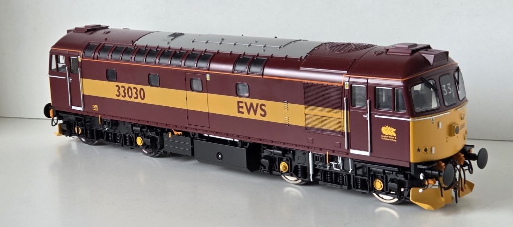 Eisenbahnmodell in EWS-Lackierung