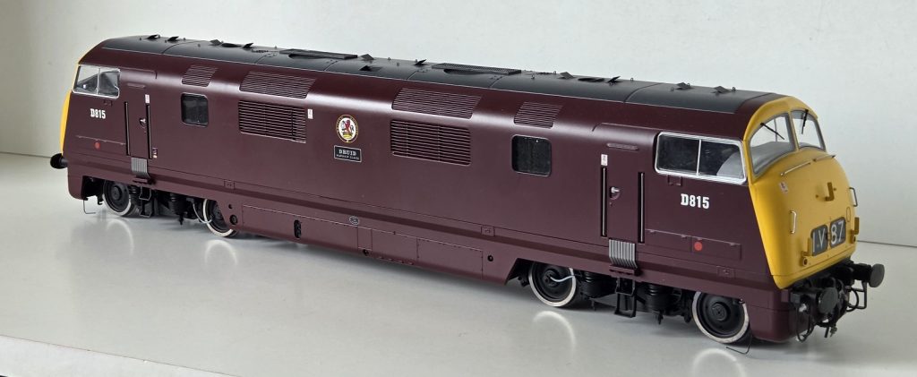 Eisenbahnmodell in bordeauxrot