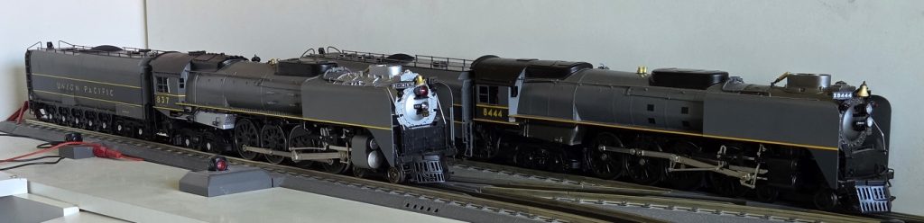 Modelleisenbahnlokomotiven auf Gleisen