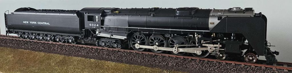 Schwarze Dampflok mit Nummer 6024