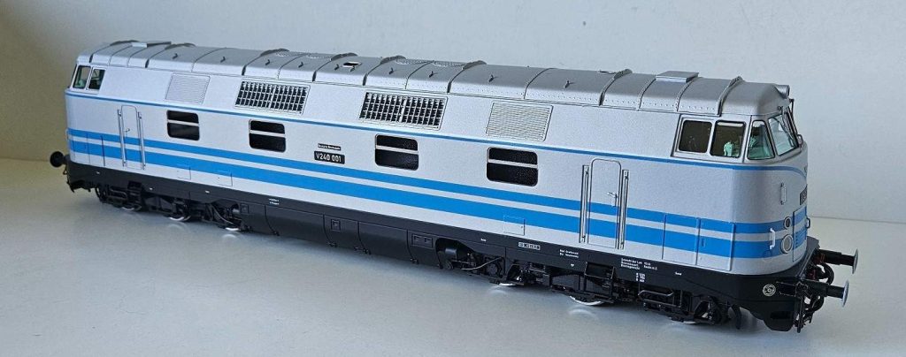 Silberne Lokomotive mit blauen Streifen
