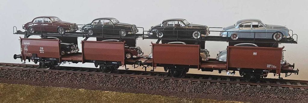 Modellbahn mit vier Autos