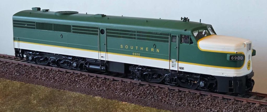 Grün-weiße Lokomotive auf Gleisen